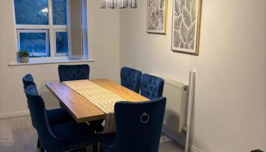 5 bedroom 3 Bathroom townhouse,Parking, Netflix, Pool table, Wifi,Nr Sandwell Hospital and train station - Foto 3