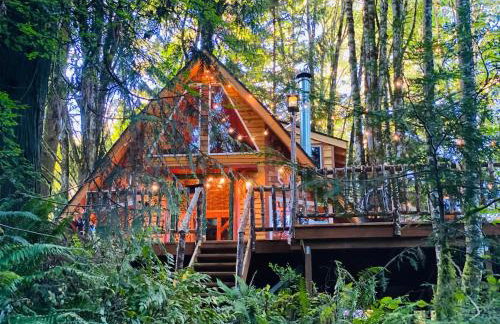 Luxurious European Chalet in the Forest with Riverview - Foto 1