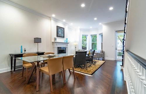 Luxurious Gold Coast 4BR 4-Story Villa with Parking Sleeps 12 Guests - Photo 3