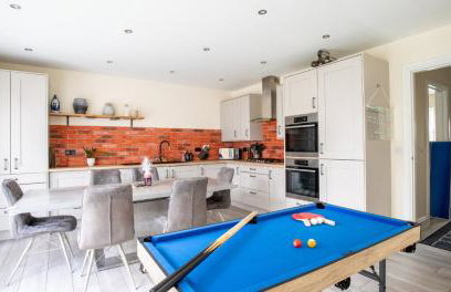 Impressive 4 Bed House Sleeps 8 - Private Parking Fast Wi-Fi Netflix & Foosball, Business Insurance and Leisure Travellers Welcome - Foto 5