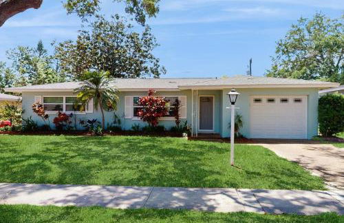 Relax in Retro - Photo 1