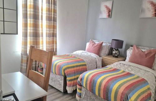 Stunning, clean, free parking home, ideal long stays - Foto 21