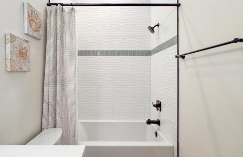 4BR Beach Haven - Deck, Gourmet Kitchen, Tiki Bar Fun - Foto 34