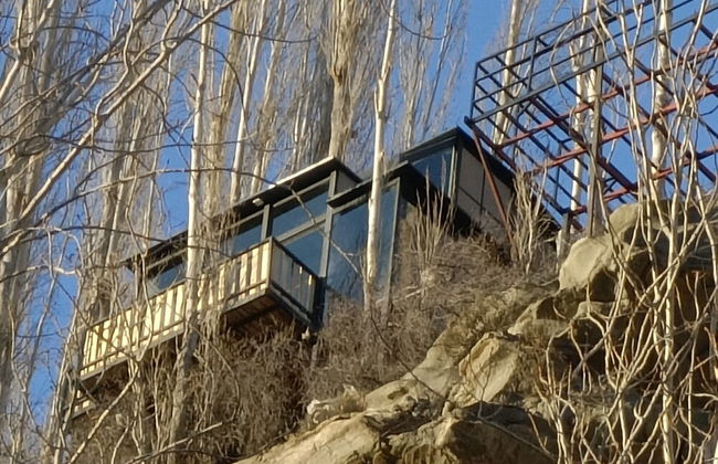 Stunning Cliff-edge 2-bedroom Chalet in Karimabad - Photo 28