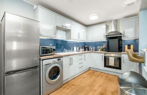 Large Apartment Near Stonehenge Amesbury Town Centre Smart TVs Netflix FREE PARKING - Foto 6