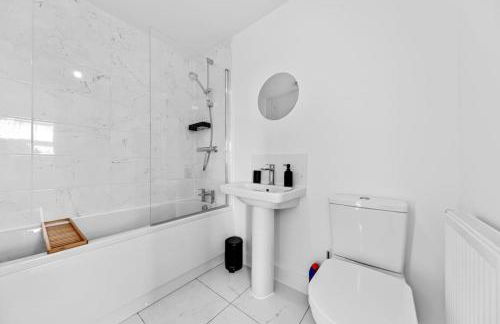 Opulent 2BR 2BA House with FREE Parking - Photo 41