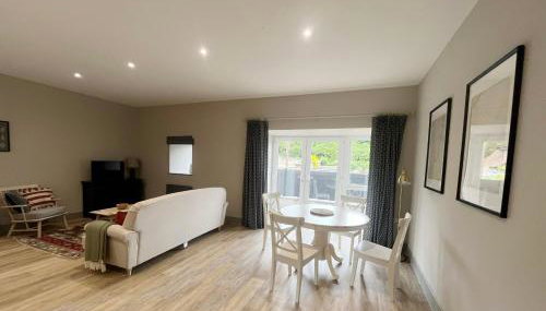 Number 4 Clevedon - Photo 1