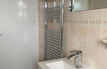 Spacious 2 Bed Village Flat sleeps 4/6 - Photo 19