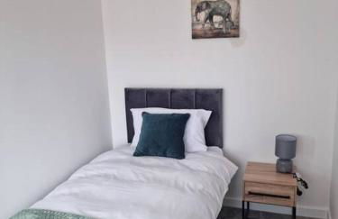 5 bedroom house - Cheshire Oaks - Photo 7