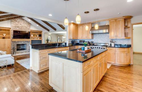 Luxe Long Lake Estate! Courts, Pool and Game Room - Foto 19