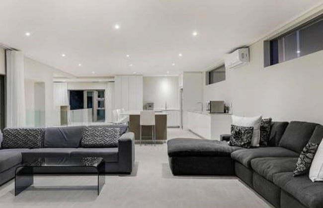 Large 9 Bedroom Villa in Camps Bay w Pool Apostles Views - Photo 9