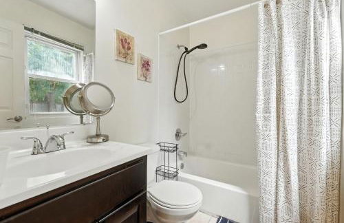 Group Stay Near DC 2BR w Yard on Arlington Blvd - Photo 21