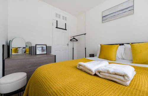 Stylish 3-Bed Home - 5 min walk to ExCeL - Free Parking - Near O2 & Canary Wharf - Photo 11