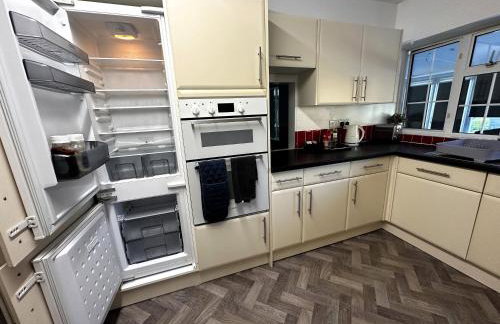 Kennedy Villa - 5 Bedroom House with Hot Tub, WiFi, Free parkings, Close to Bicester Village - Foto 24