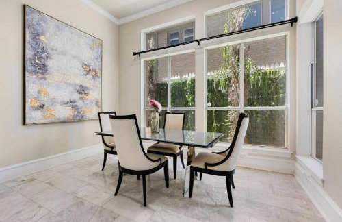 Luxury Oak Lawn Home | Game Room, Parking, Balcony - Foto 8