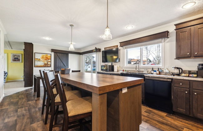 Sunsets & Serenity: Port Clinton Waterfront Stay 3 Bedroom Home - Photo 12