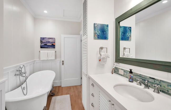 Gorgeous Renovated 1937 Plantation Style Beach House 50 Steps To The Center Of The Beach 5 Bedroom Home by RedAwning - Foto 40