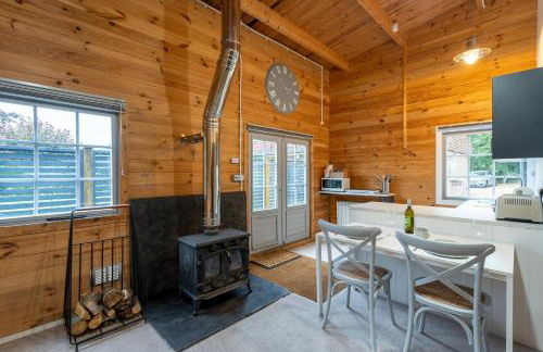 Walliswood Lodge - Wood Burner, Air Con & Wi-fi, Rural Retreat - Foto 9