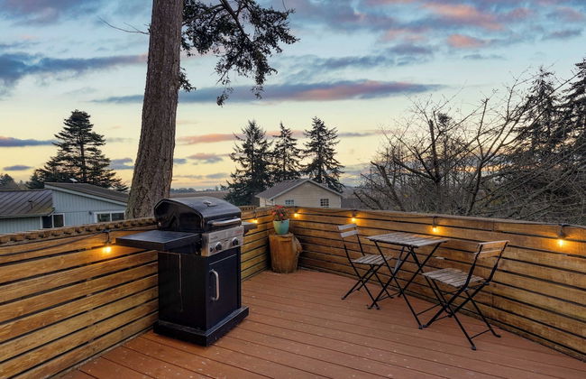 Deck Views, Fire Pit, Pool, 3 Mins to Beach Madrona Tree Retreat by Avantstay - Foto 36
