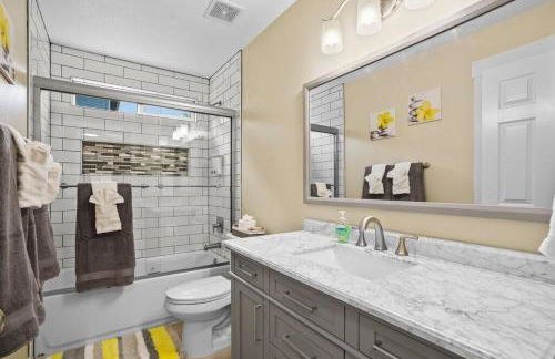 Remodeled, Charming Retreat on the City's Doorstep - Foto 32