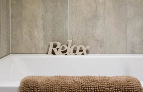 " Orchard Croft Lodge ", New Property, DOG FRIENDLY, Ideal for all Goodwood Events, 5 Minutes from Southend Barns, 9 Minutes From Sandy West Wittering Beach, 2 Bathrooms, Can Sleep 8 On Request, ' Starlink ' Wi-Fi & Sky Sports, Zip & Link Super-King beds - Foto 19