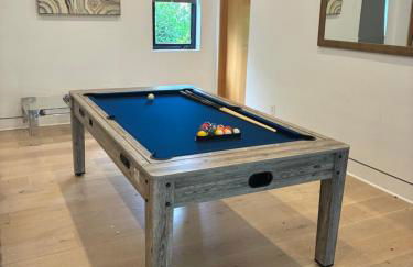 Luxurious Retreat - Modern House with Pool - Photo 24