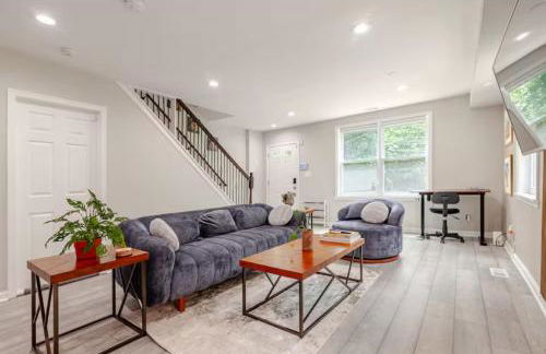 Stylish 3BR Townhouse with Backyard,and Easy Parking - Photo 1