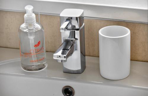 Hillsborough Home from Home, Garden and 2x Parking by StayByNumbers - Foto 40