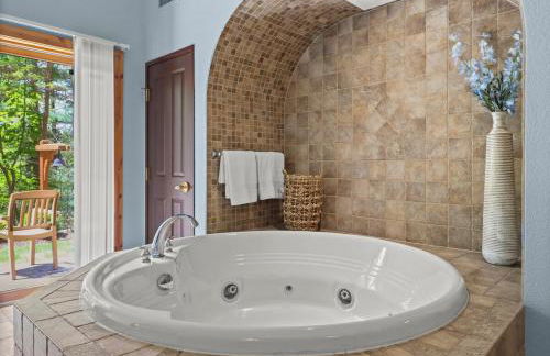 Family Getaway - Outdoor Activity Oasis - Mins to Downtown and Water Parks - Jacuzzi - Game Rm - Foto 23