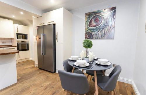 Elegant 5-Bed Home, Families & Friends, Sleeps 6, Parking, Free Wi-Fi - Foto 42