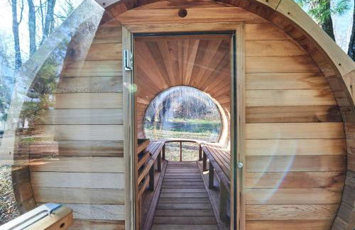 Gorgeous Fully Restored Caravan Nestled in the Trees Along Silver Lake for a Unique Vacation in Woodridge, New York - Foto 32