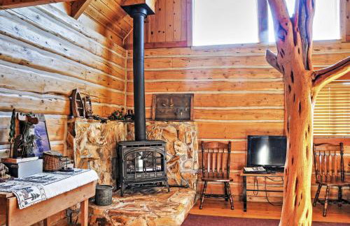 Remote Antimony Log Cabin with Green Meadow Views! - Foto 8