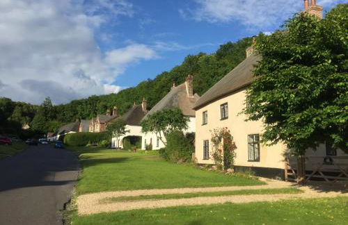 Three Little Pigs Luxury Cottage - Photo 2