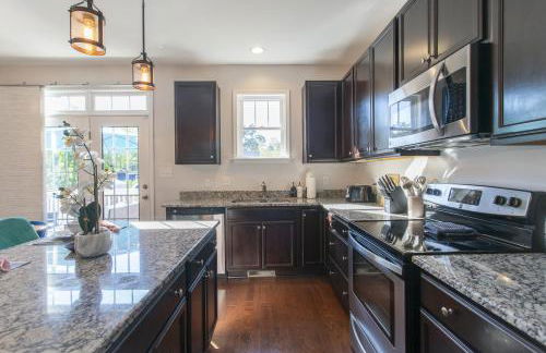 Fam-Biz Friendly 3BD with Fire pit & BBQ - Downtown - Foto 20