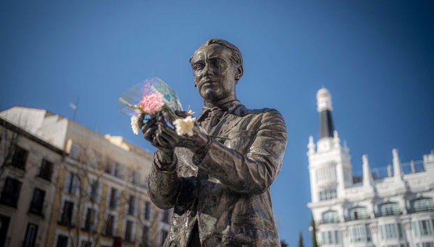 Free tour teatralizado de Valle-Inclán por el Barrio de las Letras - Foto 3, Escultura de Lorca en la plaza de Santa Ana