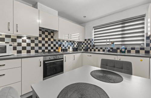 New large townhouse 3 bedrooms 4 beds and parking - Foto 16