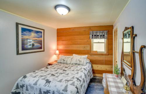 Ice Fish and Snowmobile Riverfront Manistique Cabin - Foto 11