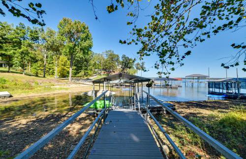 Lakefront Gilbertville Haven with Private Boat Dock! - Foto 31