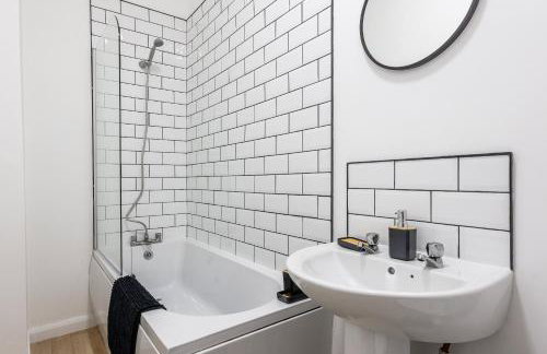 2 BR Home Perfect for Short and Long Term Stay - Foto 4