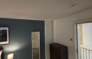 City Centre 4 Bedroom Apartment with Terrace Sleeps 10 by StaySavvy Accommodation - Foto 21