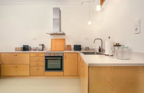 VYTINA LOFTS - Cozy 2-Level Loft Apartments with Fireplace & Mountain Views - Photo 18