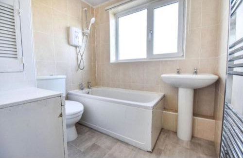 3 bed House Lovely & Modern - Photo 6