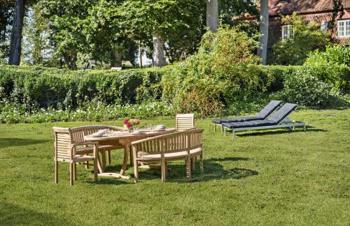 GUT KLETKAMP "Storchennest" - Ferienwohnung im Schlossturm mit 3 Schlafzimmern I Panorama-Turmzimmer mit Naturblick I Gemeinschaftsgarten I 15 Min zur Ostsee I Küche I Parkplatz I WLAN - Foto 15