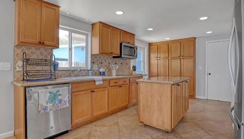 Vibrant Coastal Cottage with Pool - Foto 3