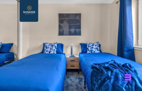 L1 - INVOICE and REDUCED PRICE only via SUNRISE SHORT LETS DUNDEE, Large 4 Bedroom House with 6 Beds and 3 bathrooms, TVs in each room, Free Parking, Fully Equipped, Local Amenities, Easy Ring Road Access, Special Rates and ONLY 9 Mins to STANNERGATE Port - Foto 30