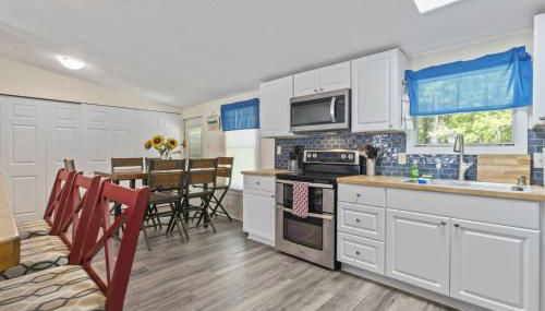 Spacious 2BR Retreat-10 minutes to the Beach! Pet Friendly! - Foto 2