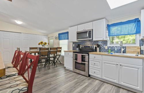 Spacious 2BR Retreat-10 minutes to the Beach! Pet Friendly! - Foto 2