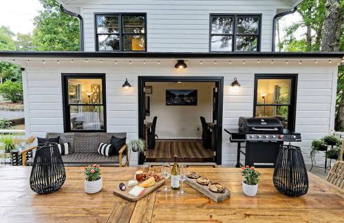 Stylish Lake Hs w/ hot tub: Walk to Blk Mtn Shops - Foto 1