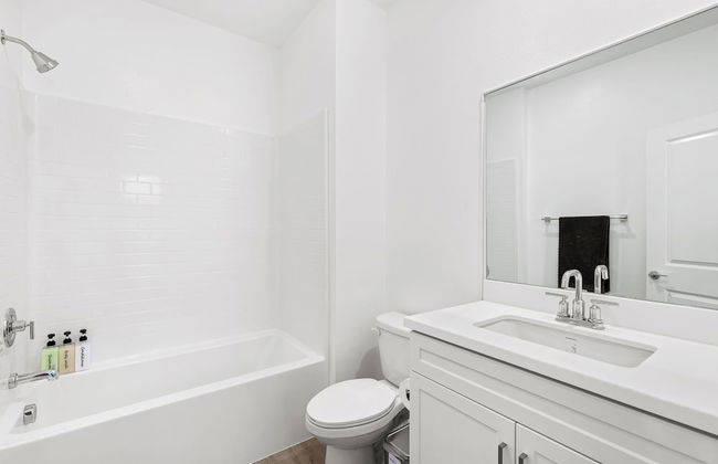 Chic Modern Retreat With Stunning Views 1360 Sqft - Photo 28