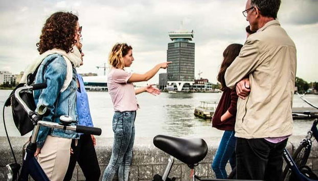Tour en bicicleta por Ámsterdam + Paseo en barco por los canales - Foto 4, Escuchando las explicaciones de la guía